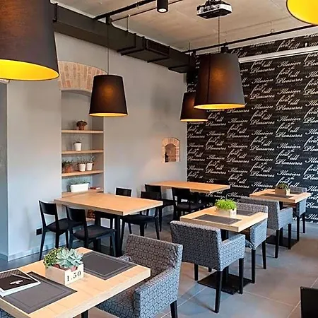 Qbatura Cafe & 4*